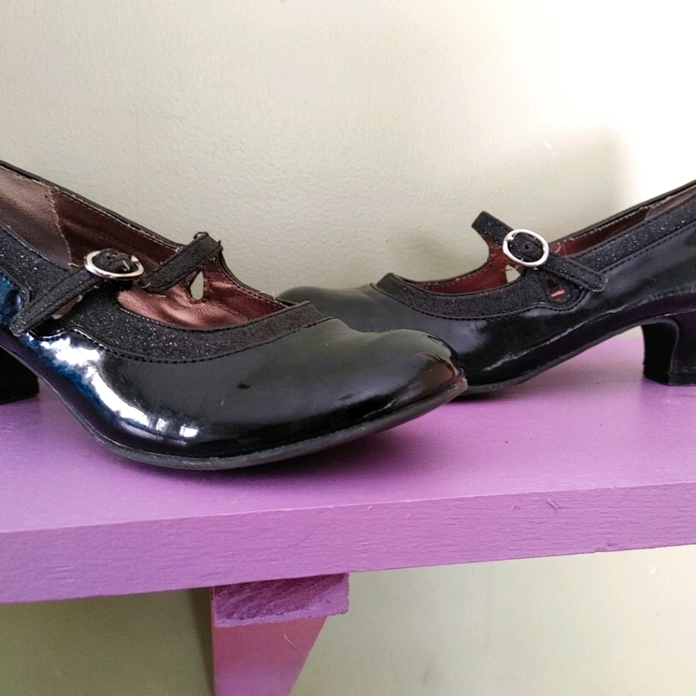 Size 6 ladies black patent kitten heels